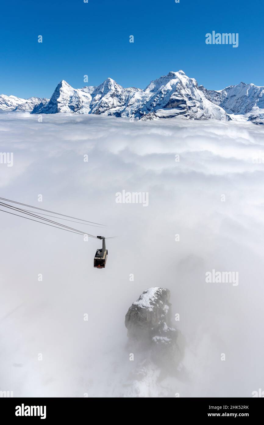 Klarer Himmel über den schneebedeckten Eiger-, Monch-, Jungfrau-Gipfeln mit Schilthorn-Seilbahn im dichten Nebel, Kanton Bern, Schweizer Alpen, Schweiz, Europa Stockfoto