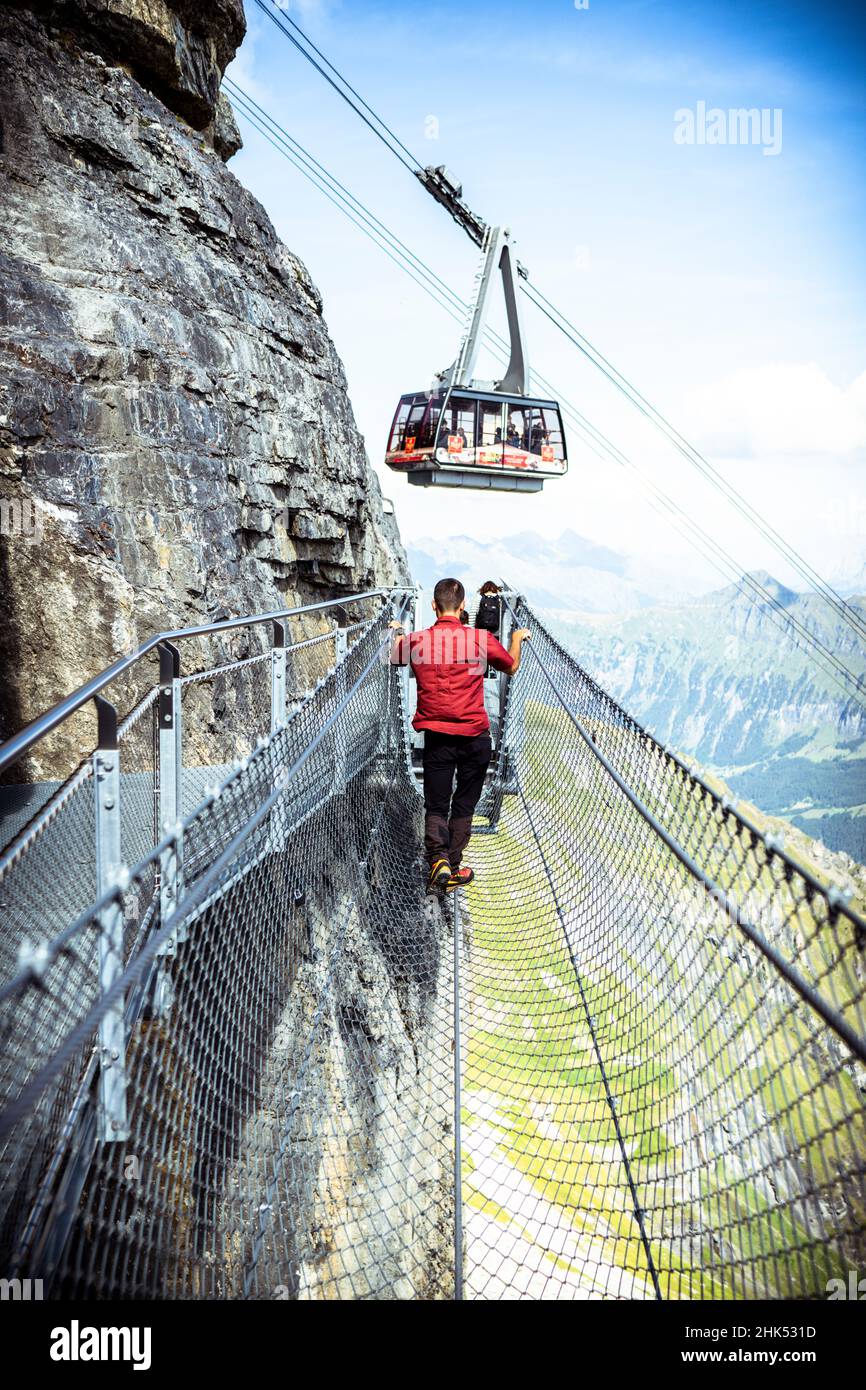 Eine Person, die die Seilbahn vom Thrill Walk Cliff-Pfad aus betrachtet, Murren Birg, Jungfrau Region, Kanton Bern, Schweiz, Europa Stockfoto