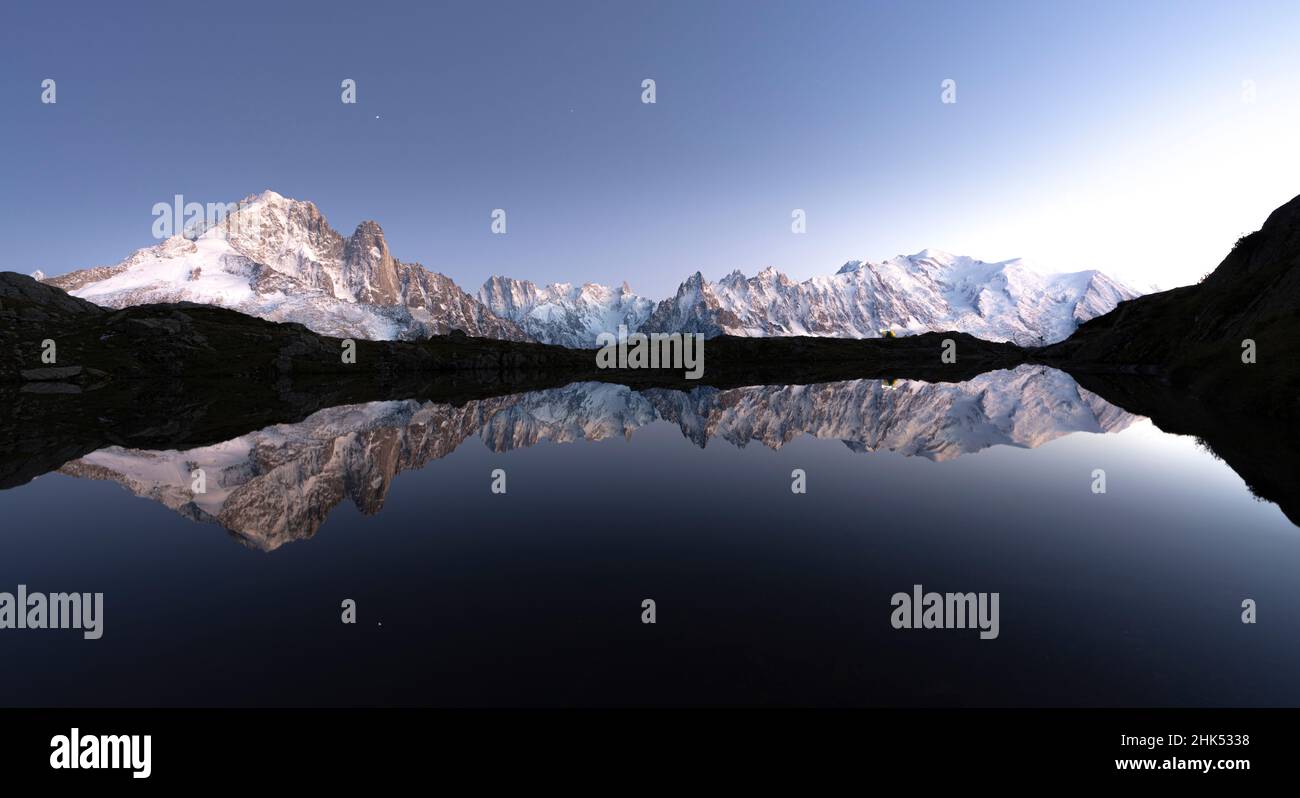 Schneebedeckte Gipfel des Mont Blanc-Massivs spiegeln sich im klaren Wasser von Lacs de Cheserys in der Abenddämmerung, Chamonix, Haute Savoie, Französische Alpen, Frankreich, Europa Stockfoto