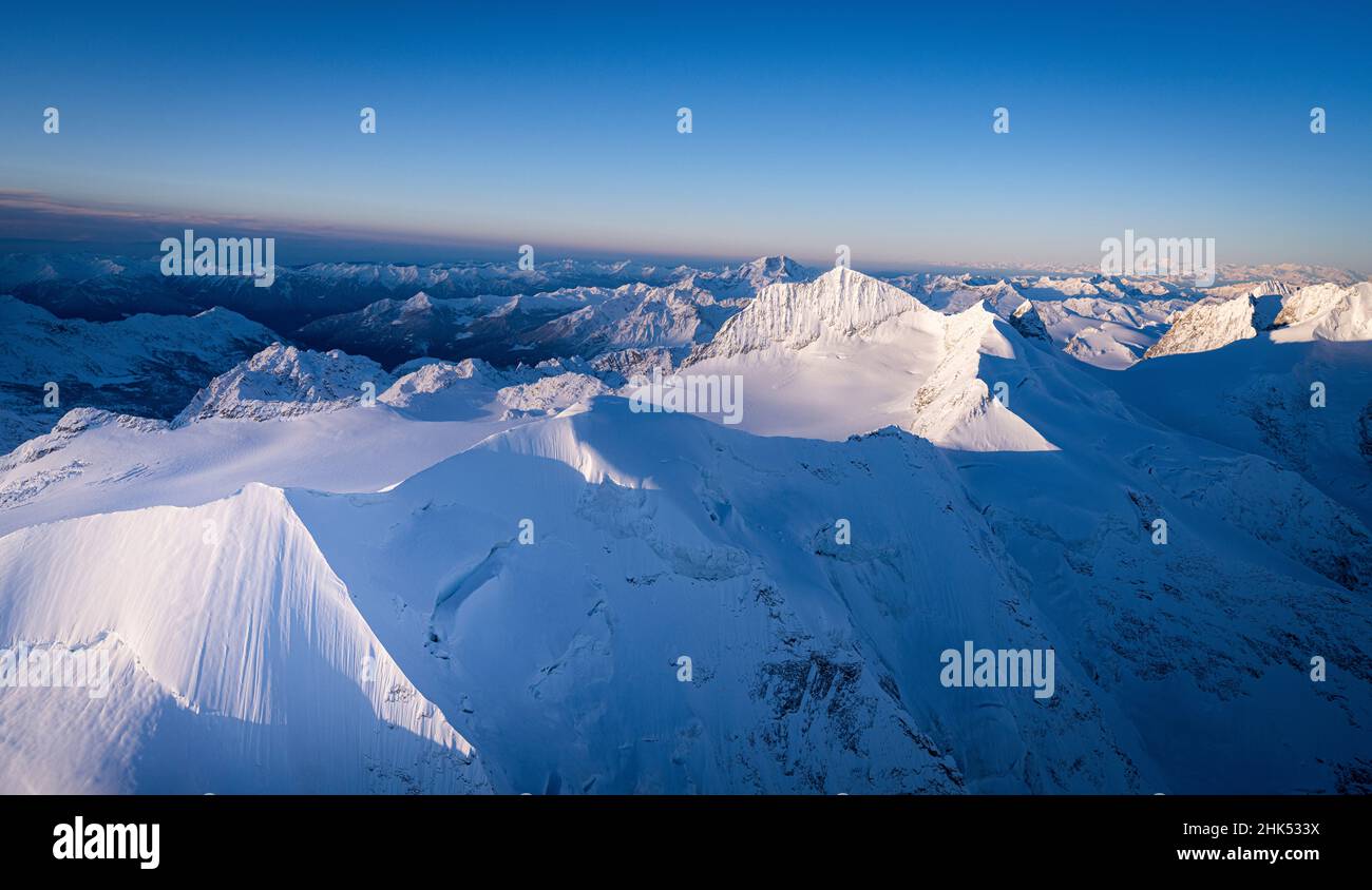 Dramatischer Himmel bei Sonnenaufgang auf dem schneebedeckten Piz Palu, Bellavista, Piz Zupo und Monte Disgrazia, Engadin, Kanton Graubünden, Schweiz, Europa Stockfoto