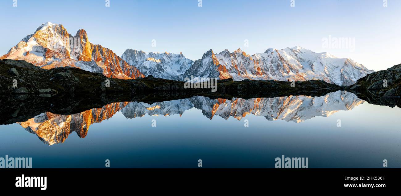 Panorama des mit Schnee bedeckten Mont-Blanc-Massivs in Lacs de Cheserys bei Sonnenuntergang, Chamonix, Haute Savoie, Französische Alpen, Frankreich, Europa Stockfoto