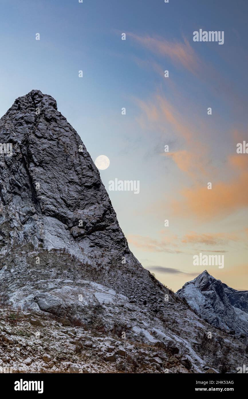 Vollmond über dem Berggipfel von Navaron, reine, Nordland, Lofoten, Norwegen, Skandinavien, Europa Stockfoto