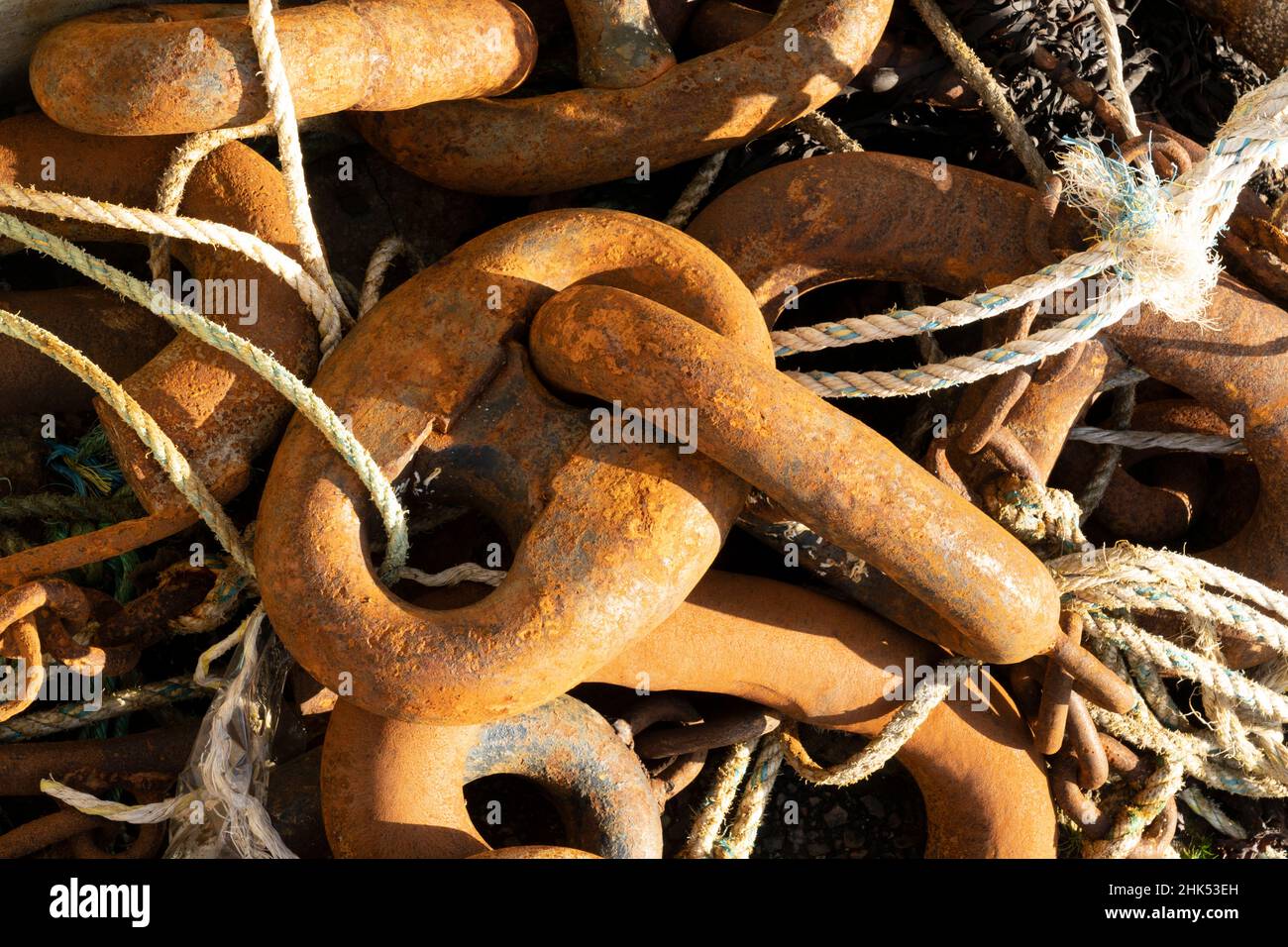 Große rostende Kettenglieder von Fischerbooten auf der Hafenseite in Gairloch, Wester Ross, North West Highlands, Schottland, Vereinigtes Königreich, Europa Stockfoto