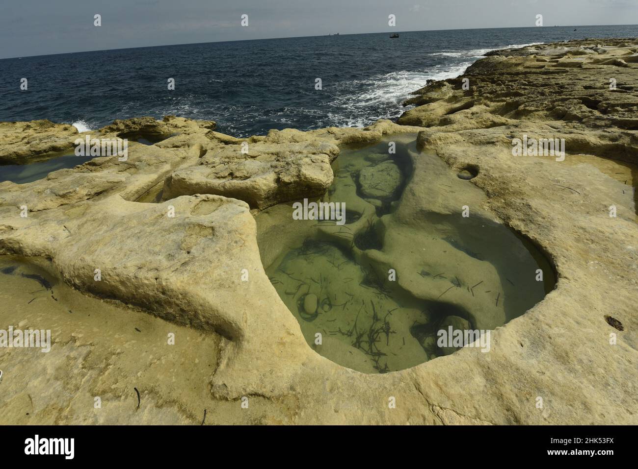 Felsenküste in der Nähe von Peter's Pool, Marsaxlokk, Malta, Mittelmeer, Europa Stockfoto