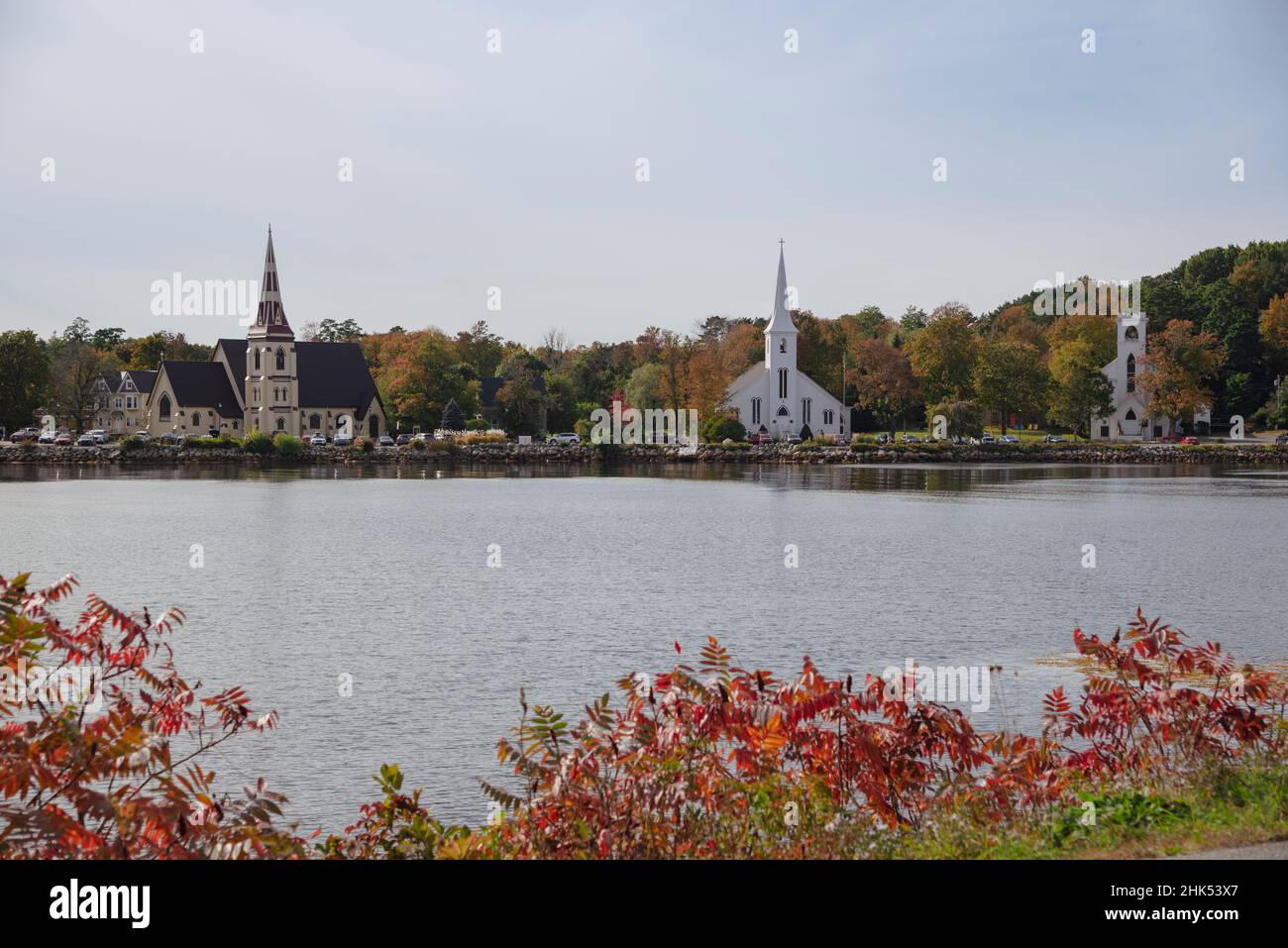Drei Kirchen an der Mahone Bay im Herbst, Nova Scotia, Kanada, Nordamerika Stockfoto