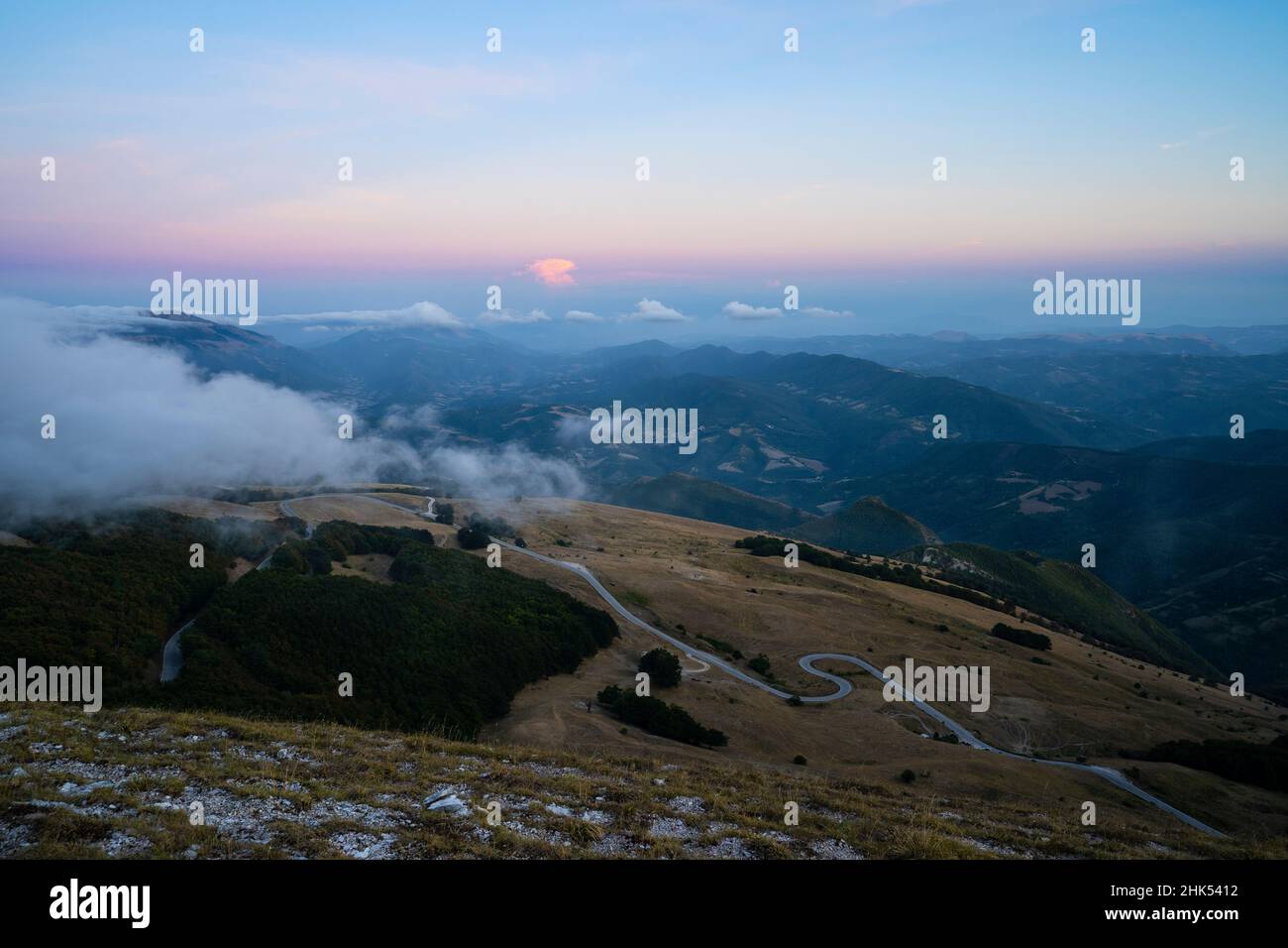 Monte Nerone bei Sonnenuntergang an einem nebligen Tag, Apennin, Marken, Italien, Europa Stockfoto