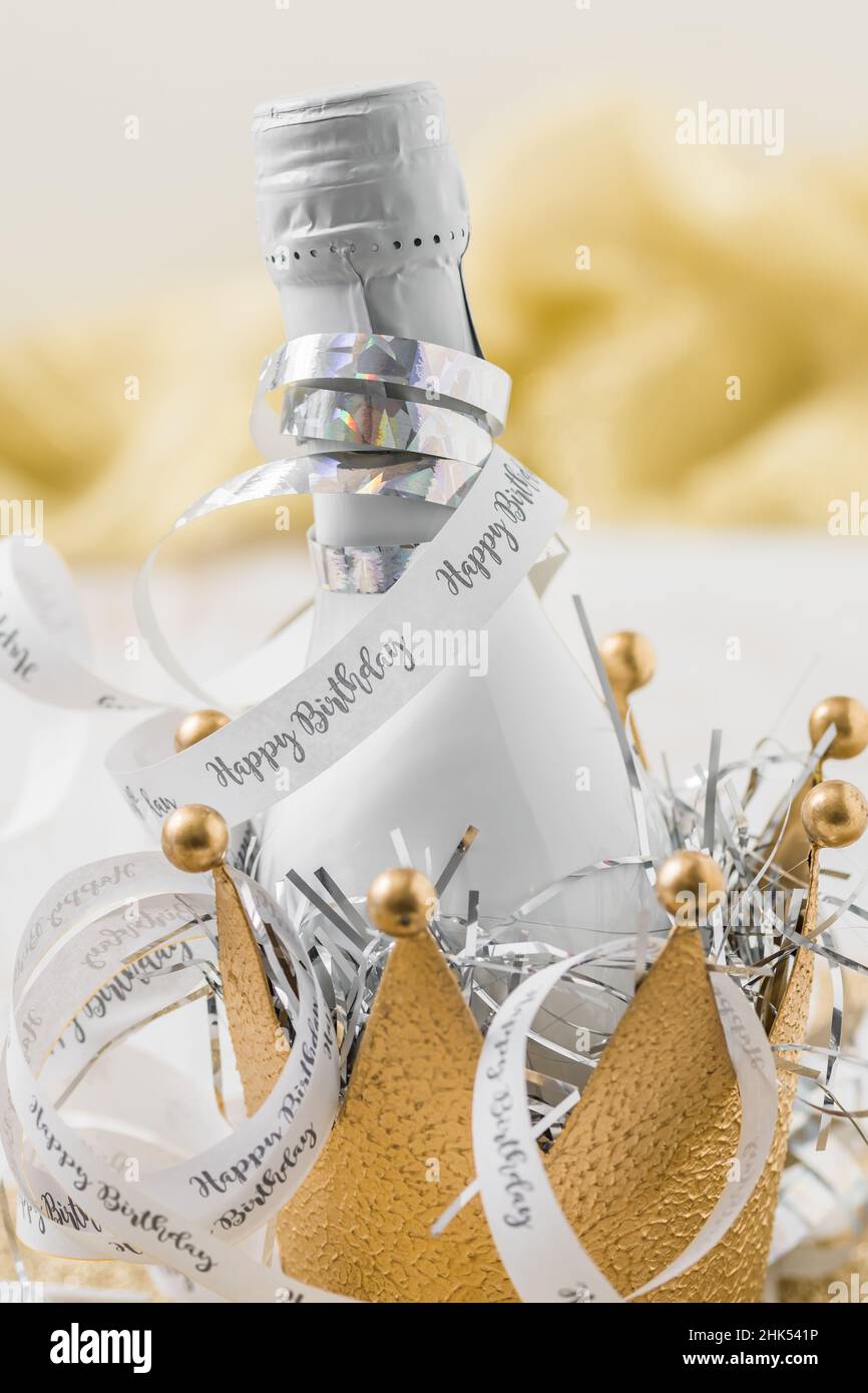 Sektflasche alles gute zum geburtstag -Fotos und -Bildmaterial in hoher Auflösung – Alamy