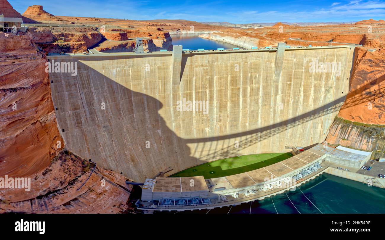 Vorderansicht des historischen Glen Canyon Dam in Page, von der Highway 89 Bridge über den Colorado River, Arizona, USA Stockfoto