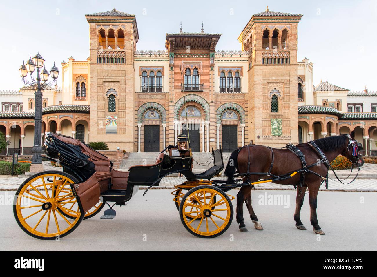 Pferde und Kutsche warten auf Touristen im Parque de Maria Luisa in Sevilla, Andalusien, Spanien, Europa Stockfoto