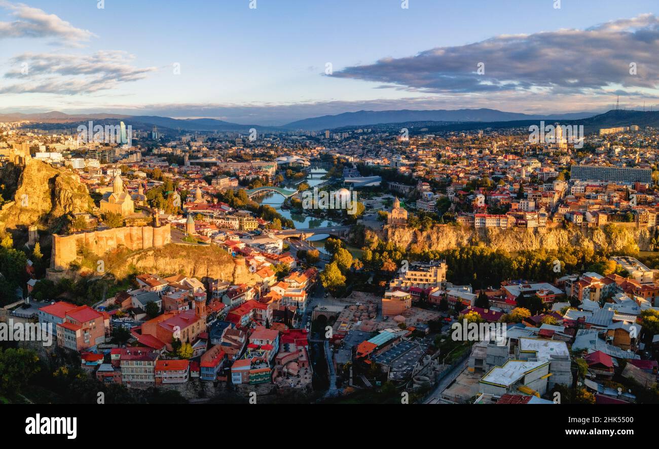 Luftbild der Altstadt von Tiflis bei Sonnenaufgang, Tiflis, Georgien (Sakartvelo), Zentralasien, Asien Stockfoto