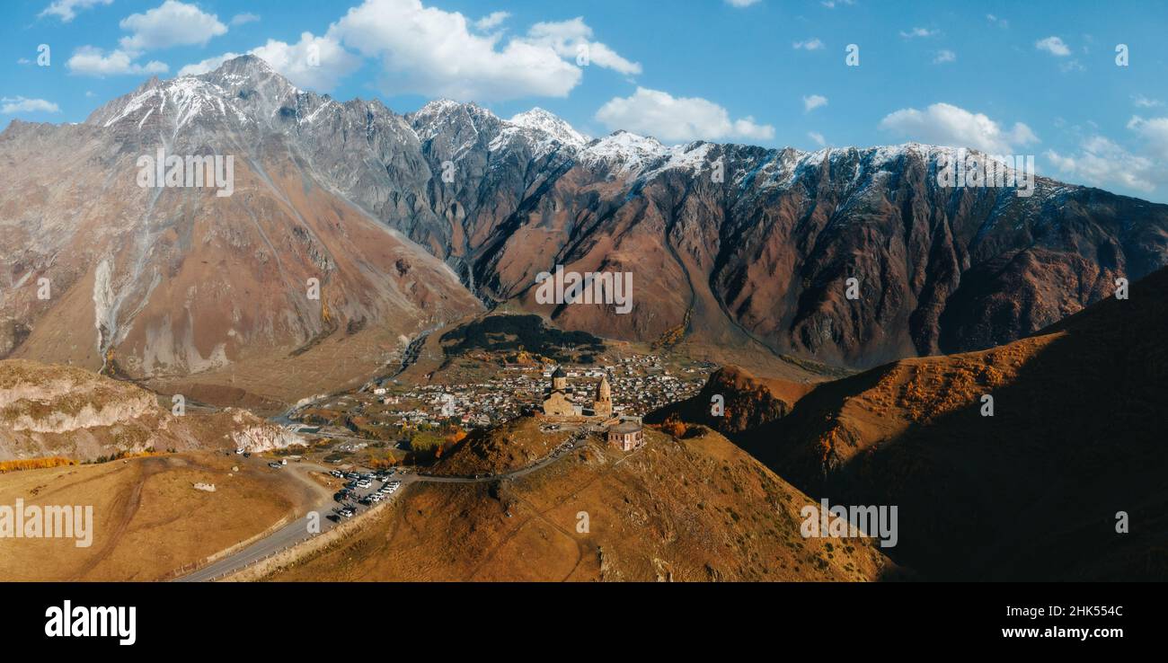 Herbstansicht der Gergeti Trinity Church bei Sonnenuntergang, Kazbegi, Georgien (Sakartvelo), Zentralasien, Asien Stockfoto