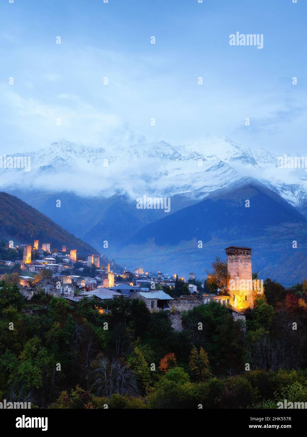 Blick auf die typischen Svaneti-Türme zur blauen Stunde in Mestia, Samegrelo-Upper Svaneti, Georgien (Sakartvelo), Zentralasien, Asien Stockfoto