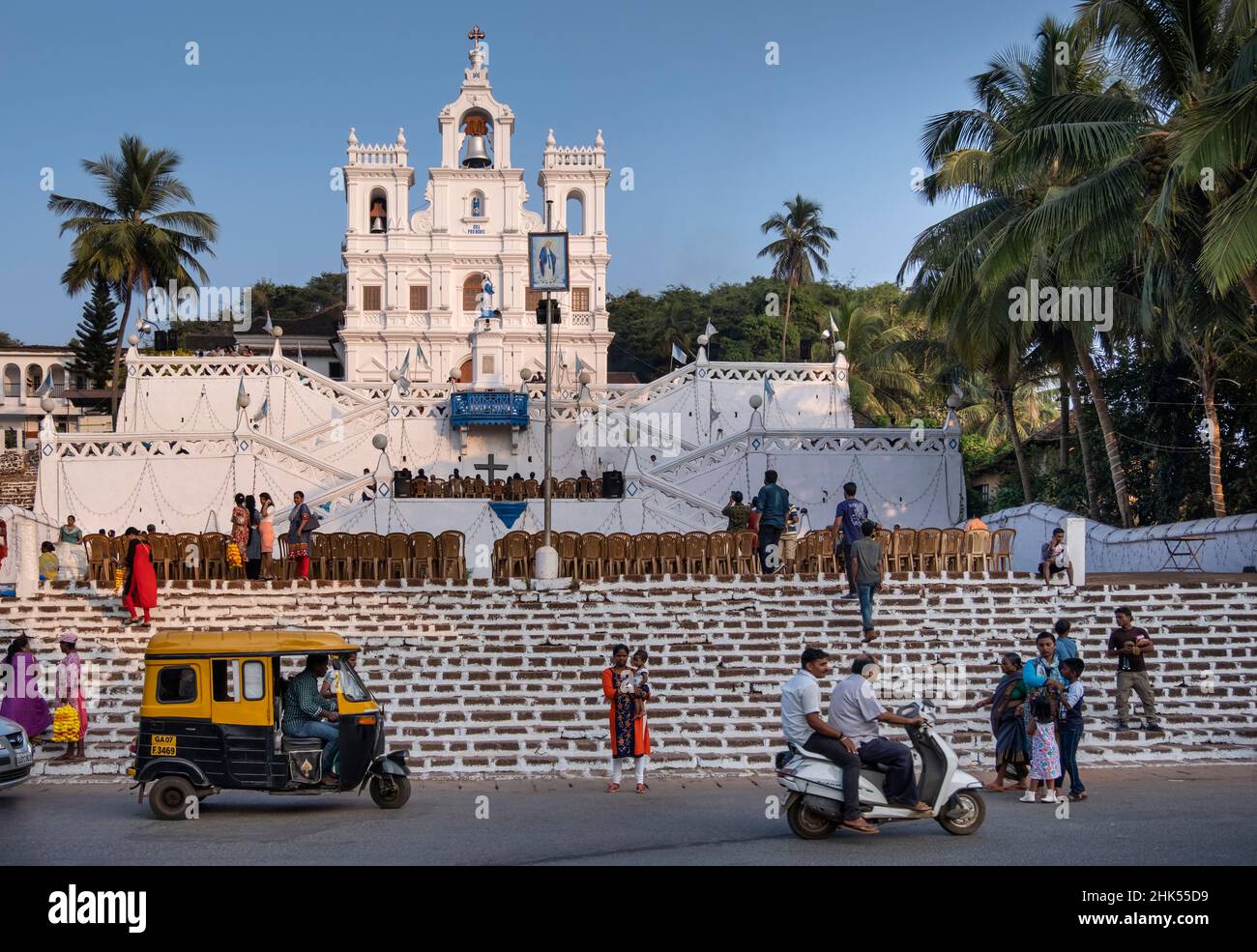 Ein Tuk-Tuk vor der Kirche unserer Lieben Frau von der Unbefleckten Empfängnis, UNESCO-Weltkulturerbe, Panjim (Panaji), Goa, Indien, Asien Stockfoto