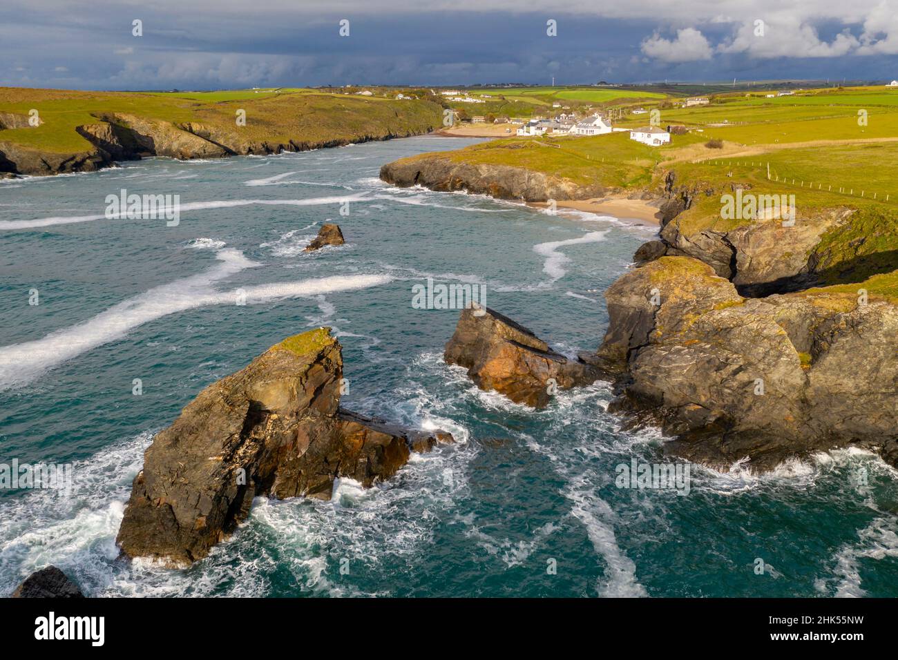 Luftaufnahme der Porthcothan Bay an der Küste von North Cornwall, Cornwall, England, Großbritannien, Europa Stockfoto