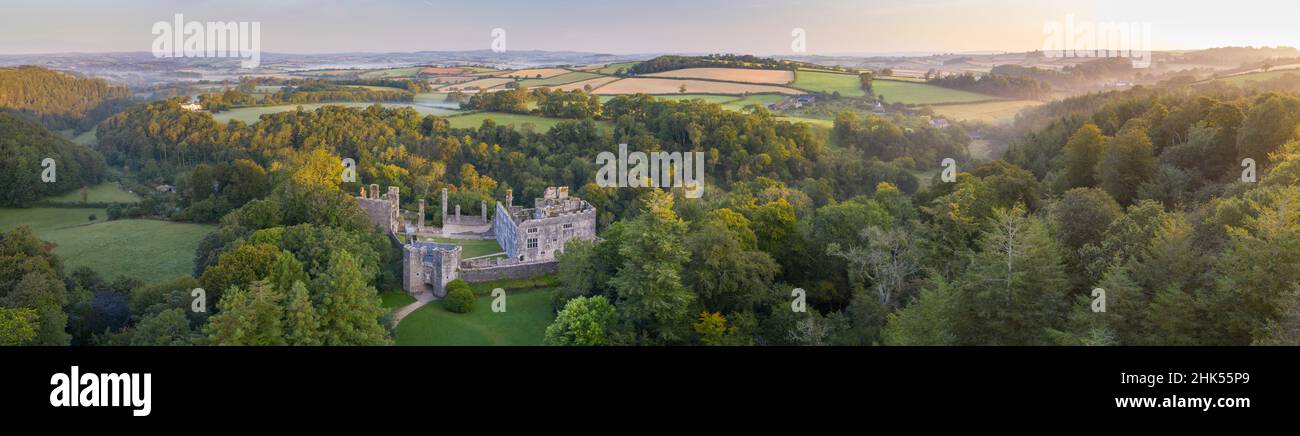 Luftaufnahme von Berry Pomeroy Castle in der Morgendämmerung, Devon, England, Großbritannien, Europa Stockfoto