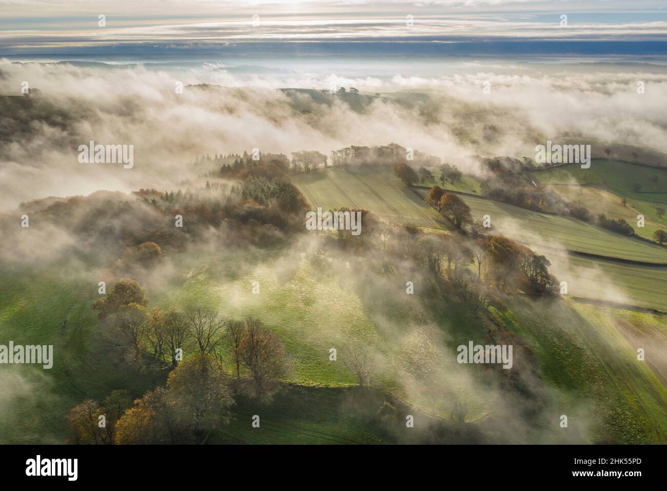 Nebliger Herbstmorgen über Cadbury Castle Iron Age Hillfort, Cadbury, Devon, England, Vereinigtes Königreich, Europa Stockfoto