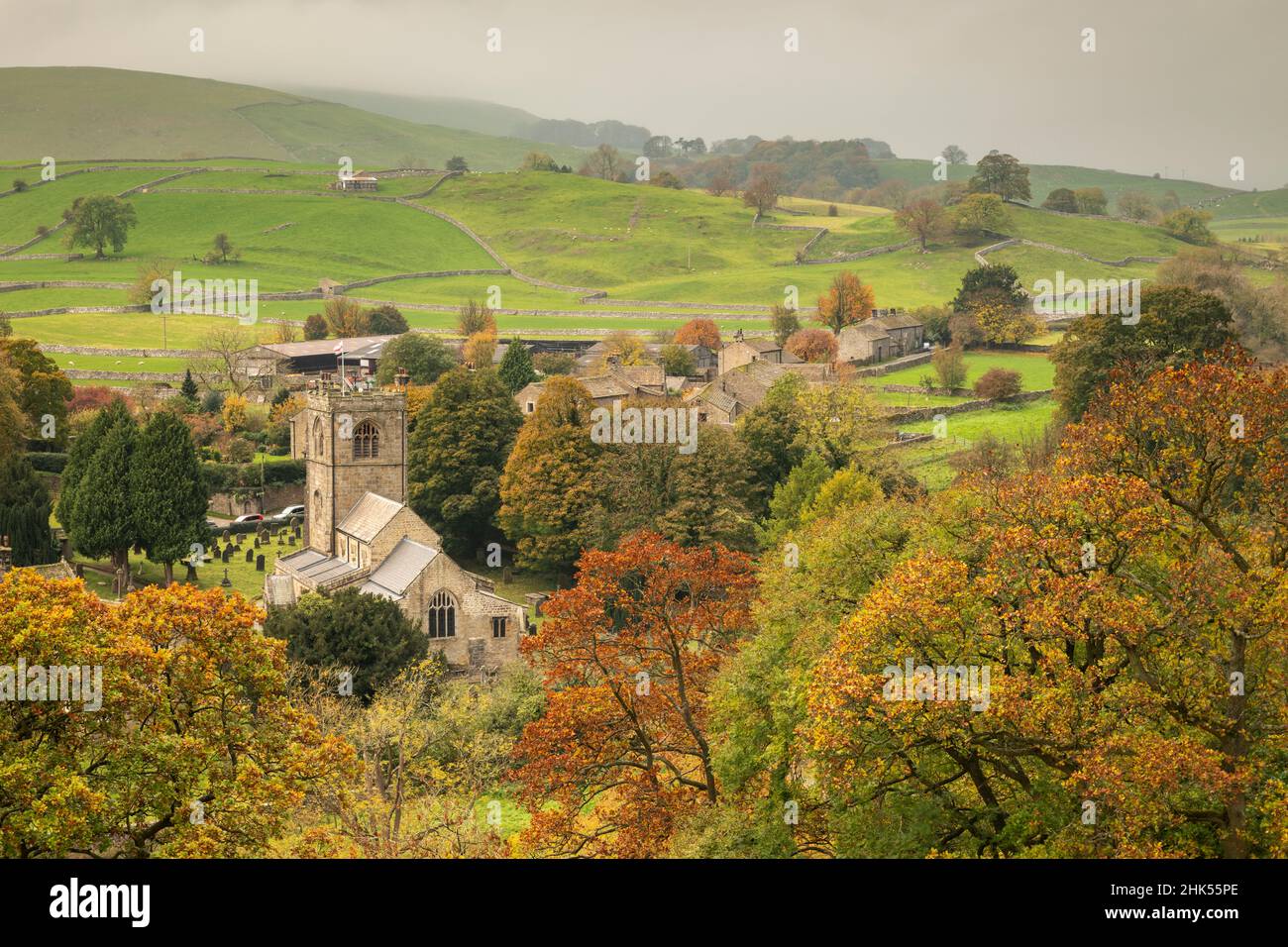 Herbstfarben umgeben die St. Wilfrid's Church im Yorkshire Dales Dorf Burnsall, Wharfedale, North Yorkshire, England, Vereinigtes Königreich, Europa Stockfoto