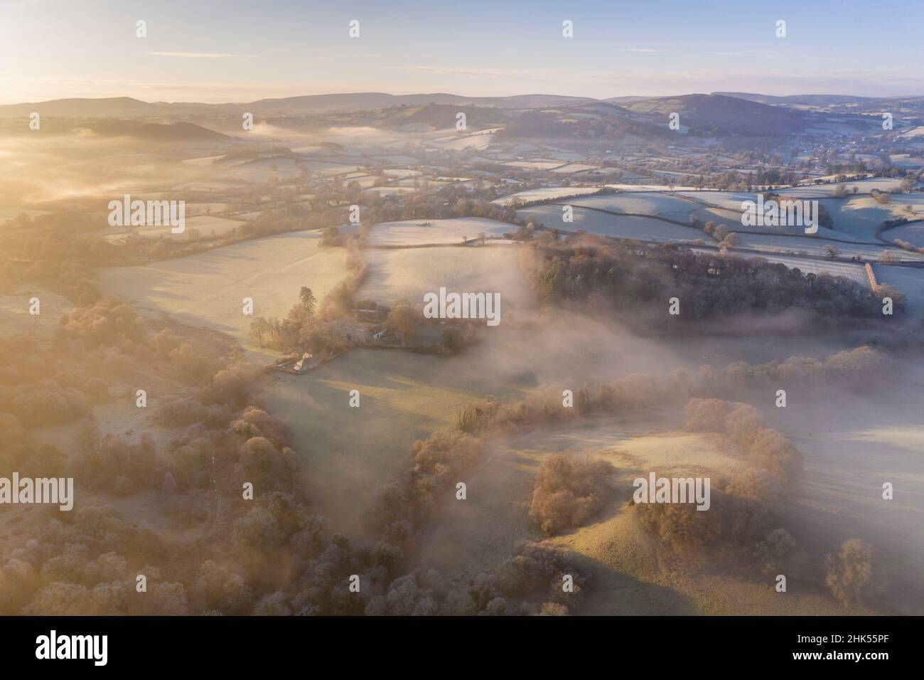 Frost und Nebel umhüllten Ackerland an einem kühlen Wintermorgen, Dartmoor National Park, Devon, England, Vereinigtes Königreich, Europa Stockfoto