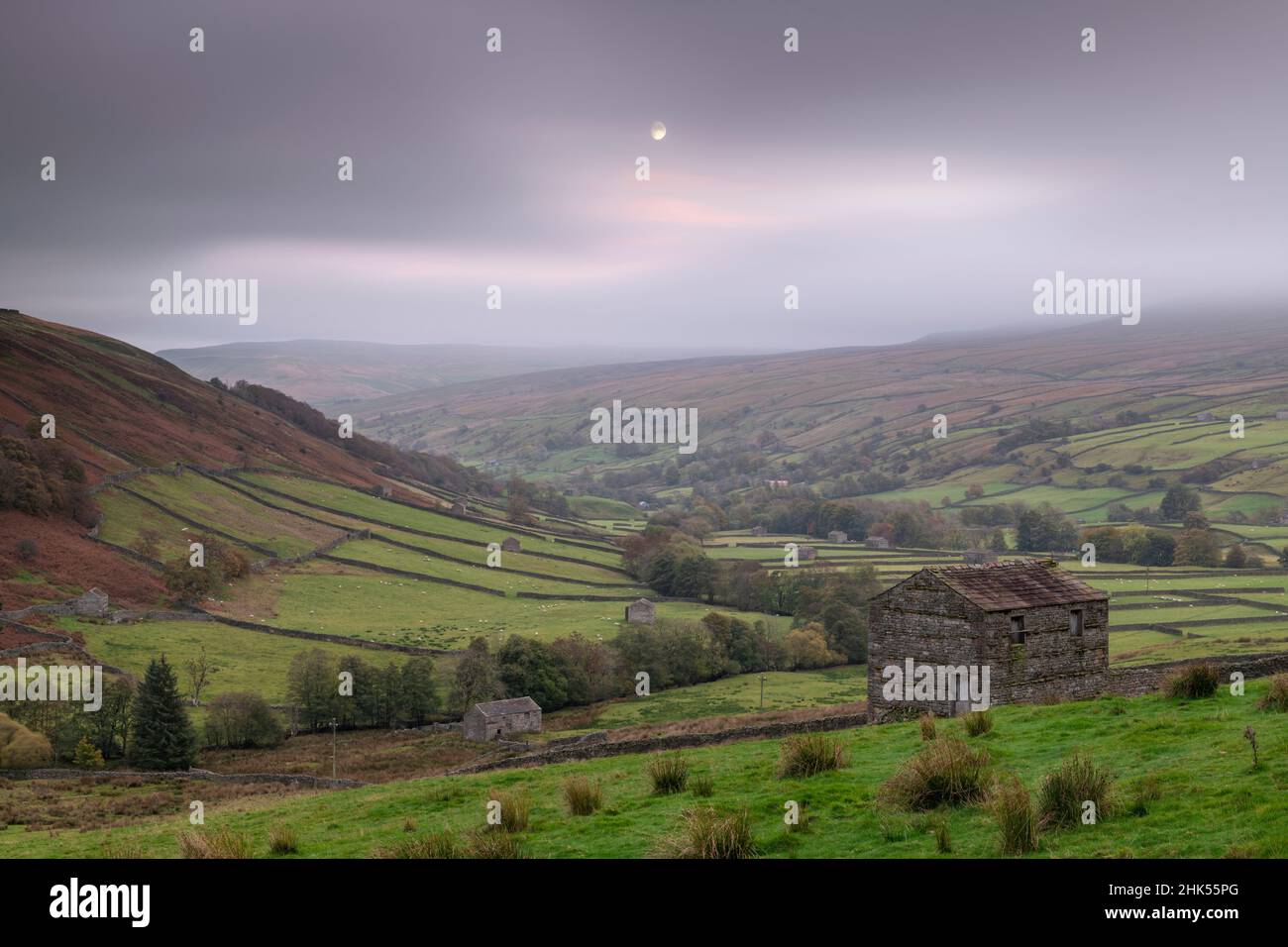 Mond steigt über Steinschälen in Swaledale, Yorkshire Dales National Park, Thwaite, North Yorkshire, England, Vereinigtes Königreich, Europa Stockfoto