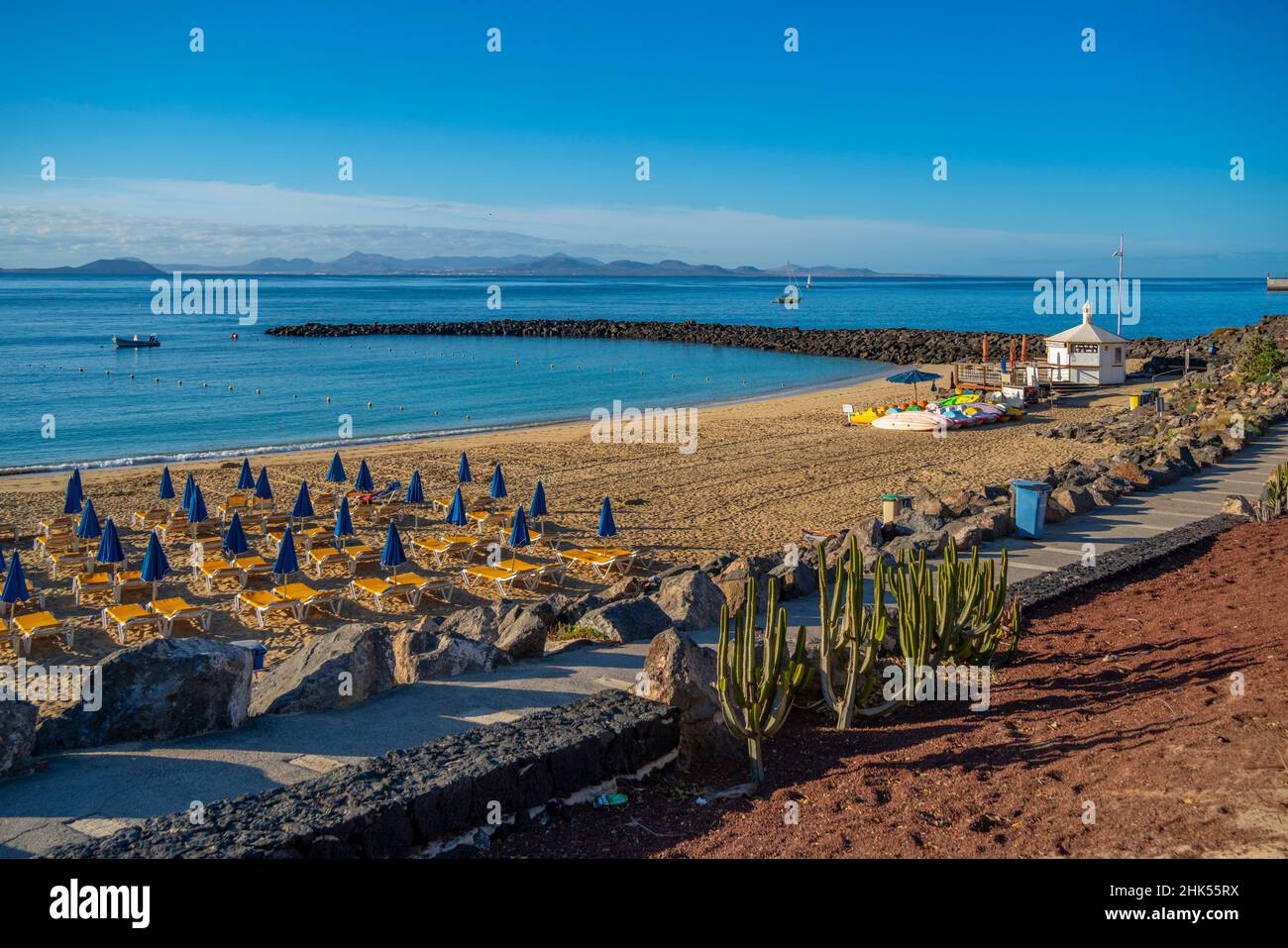 Blick auf Playa Dorada Beach, Playa Blanca, Lanzarote, Kanarische Inseln, Spanien, Atlantik, Europa Stockfoto
