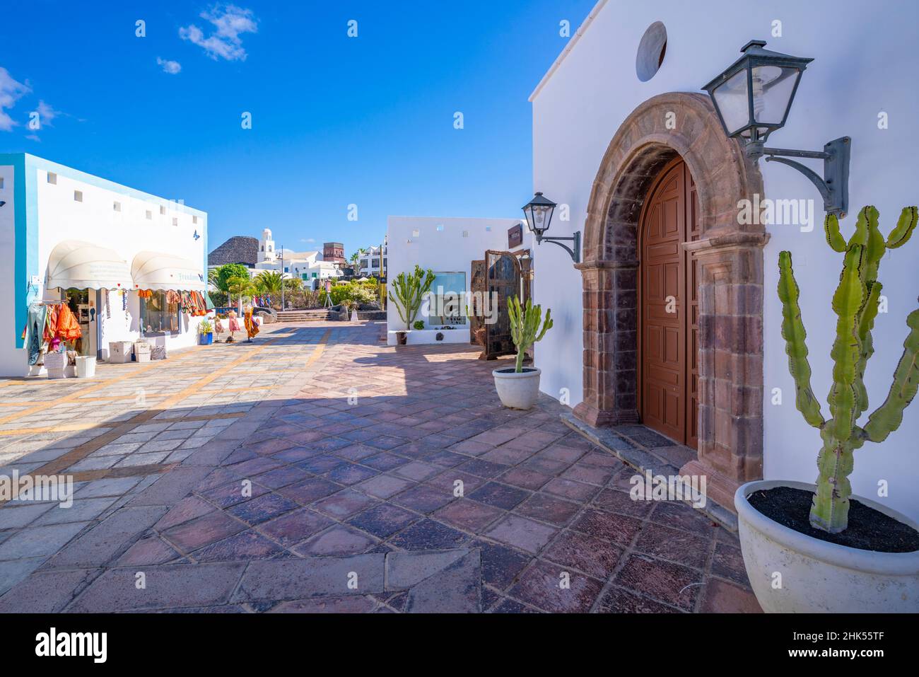 Blick auf den Eingang der Galerie und die Geschäfte in Rubicon Marina, Playa Blanca, Lanzarote, Kanarische Inseln, Spanien, Atlantik, Europa Stockfoto