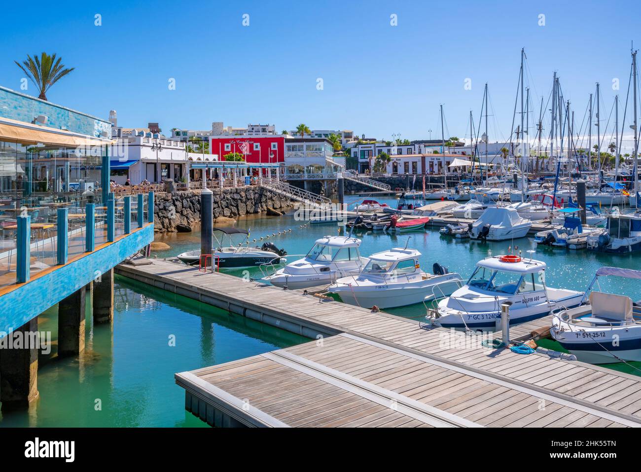 Blick auf Boote und Restaurants in Rubicon Marina, Playa Blanca, Lanzarote, Kanarische Inseln, Spanien, Atlantik, Europa Stockfoto