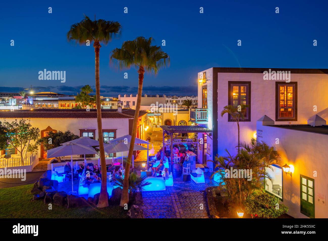 Blick auf das Café in der Abenddämmerung in Marina Rubicon, Playa Blanca, Lanzarote, Kanarische Inseln, Spanien, Atlantik, Europa Stockfoto