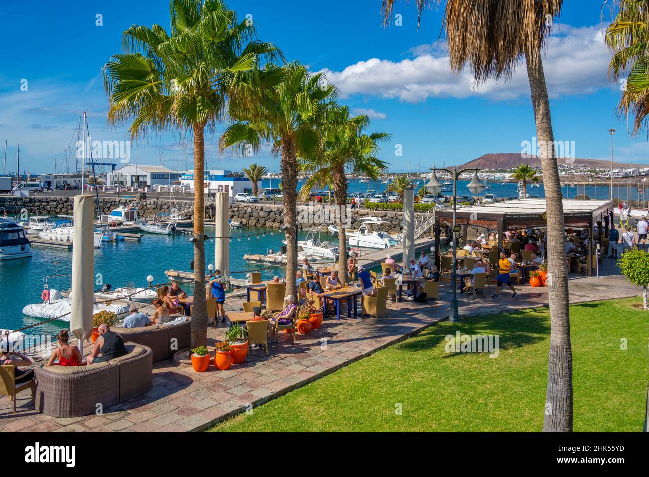Blick auf Restaurant und Boote in Rubicon Marina, Playa Blanca, Lanzarote, Kanarische Inseln, Spanien, Atlantik, Europa Stockfoto