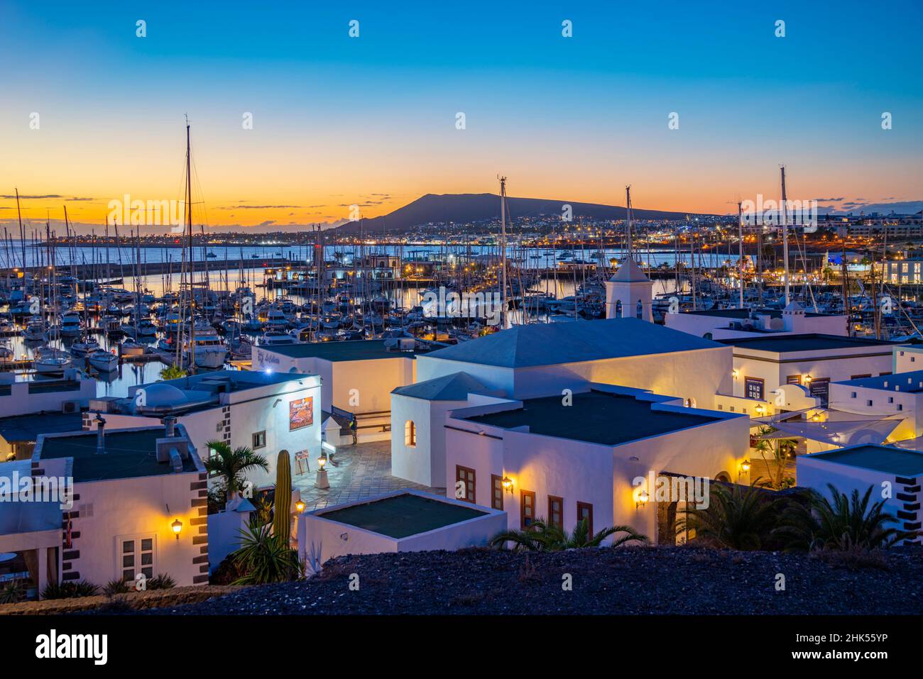 Blick auf den Yachthafen und die Geschäfte in der Abenddämmerung in Marina Rubicon, Playa Blanca, Lanzarote, Kanarische Inseln, Spanien, Atlantik, Europa Stockfoto