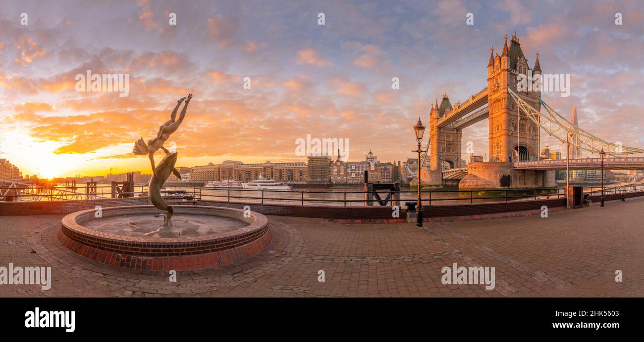 Panoramablick auf Tower Bridge, Girl with Dolphin, The Shard und die Themse bei Sonnenaufgang, London, England, Großbritannien, Europa Stockfoto