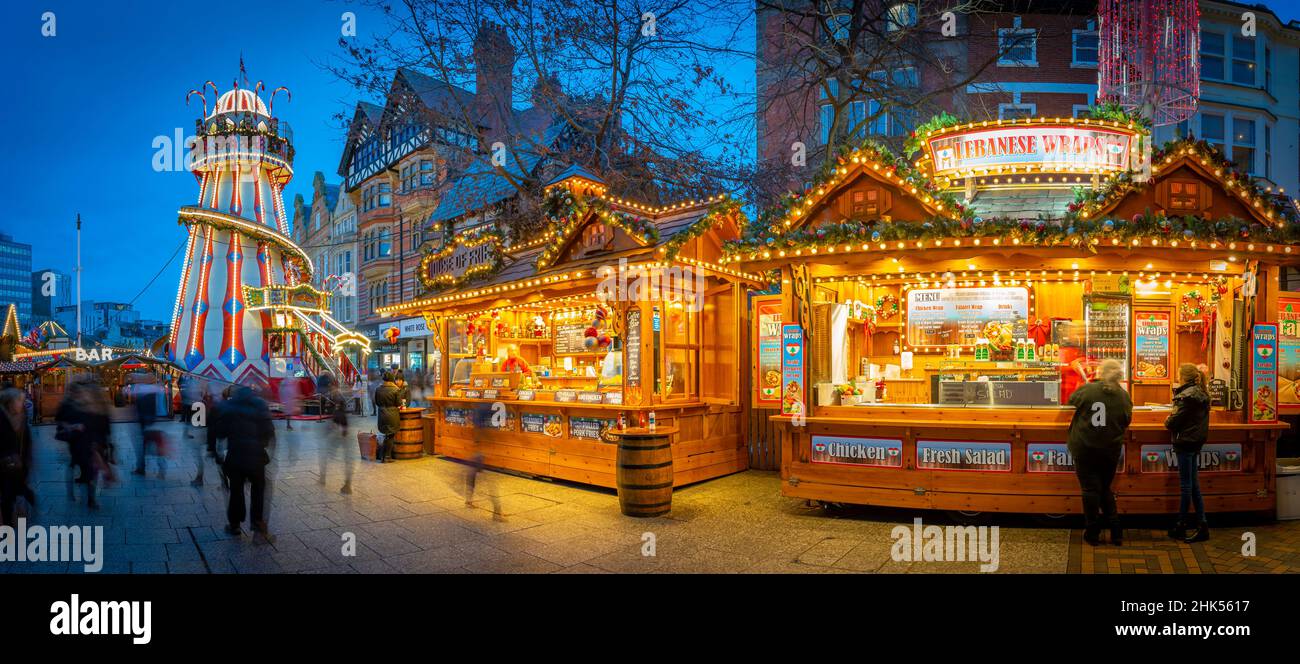 Blick auf Weihnachtsmarktstände und Skelter auf dem Old Market Square, Nottingham, Nottinghamshire, England, Großbritannien, Europa Stockfoto