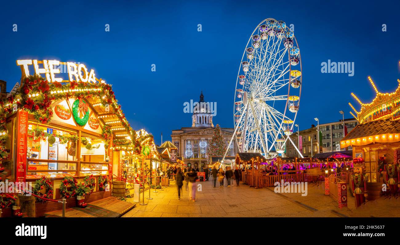 Blick auf Weihnachtsmarktstände, Riesenrad und Ratshaus auf dem Old Market Square, Nottingham, Nottinghamshire, England, Großbritannien, Europa Stockfoto