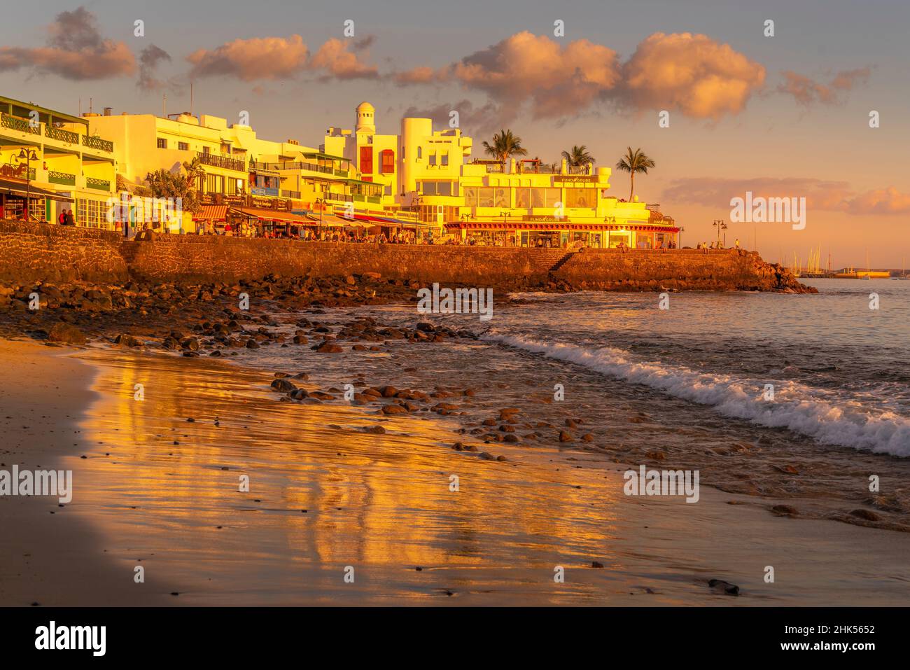 Blick auf Strand und Cafés und Bars während der goldenen Stunde, Playa Blanca, Lanzarote, Kanarische Inseln, Spanien, Atlantik, Europa Stockfoto