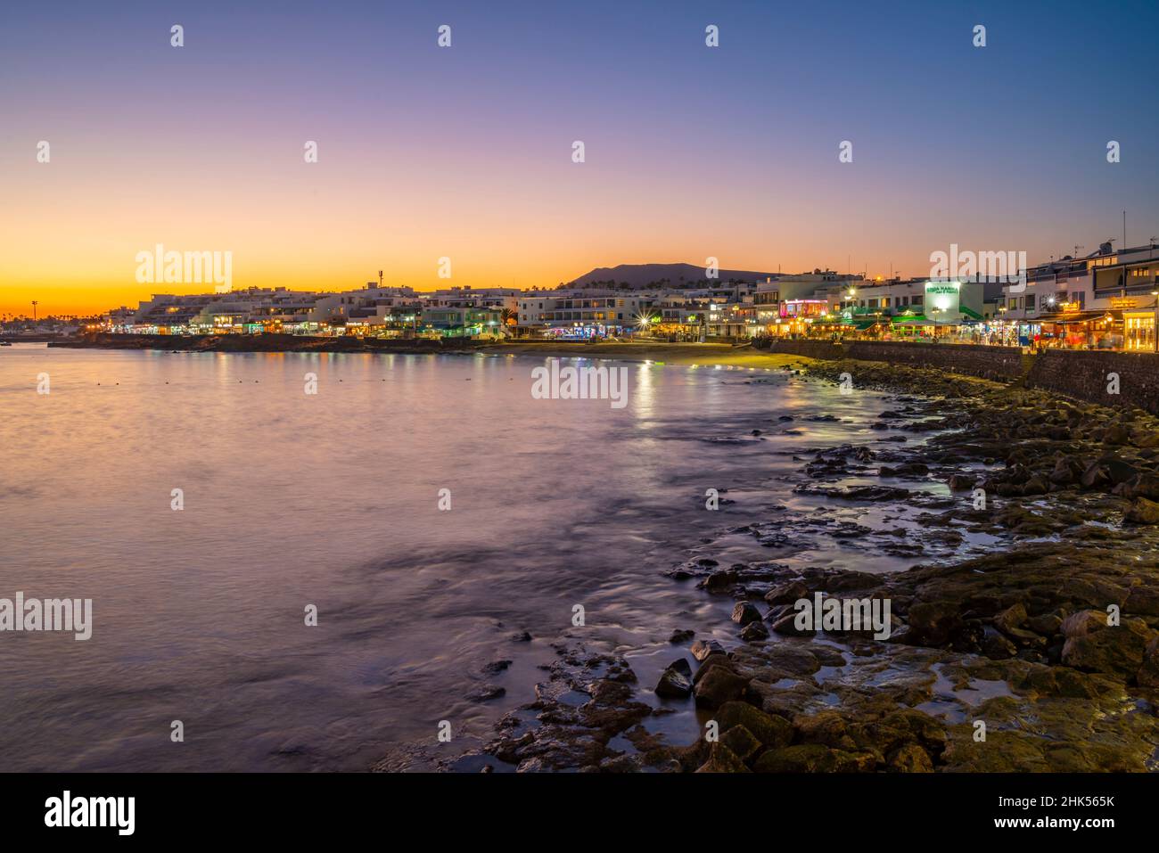 Blick auf Strand und Cafés und Bars in der Abenddämmerung, Playa Blanca, Lanzarote, Kanarische Inseln, Spanien, Atlantik, Europa Stockfoto