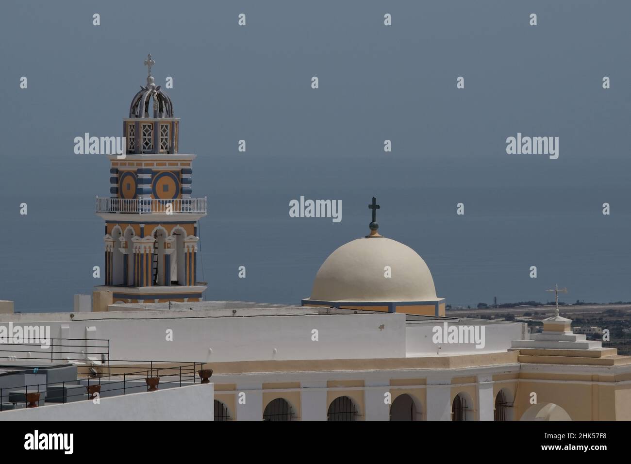 Ansicht von zwei orthodoxen Kirchen in Santorini Griechenland Stockfoto