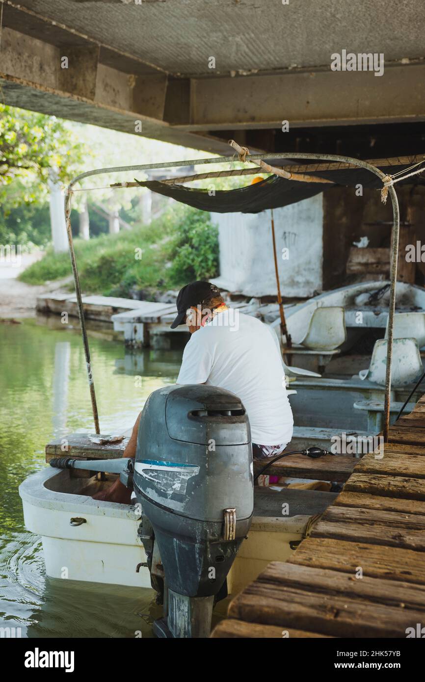 Mann, der auf einem Boot arbeitet Stockfoto