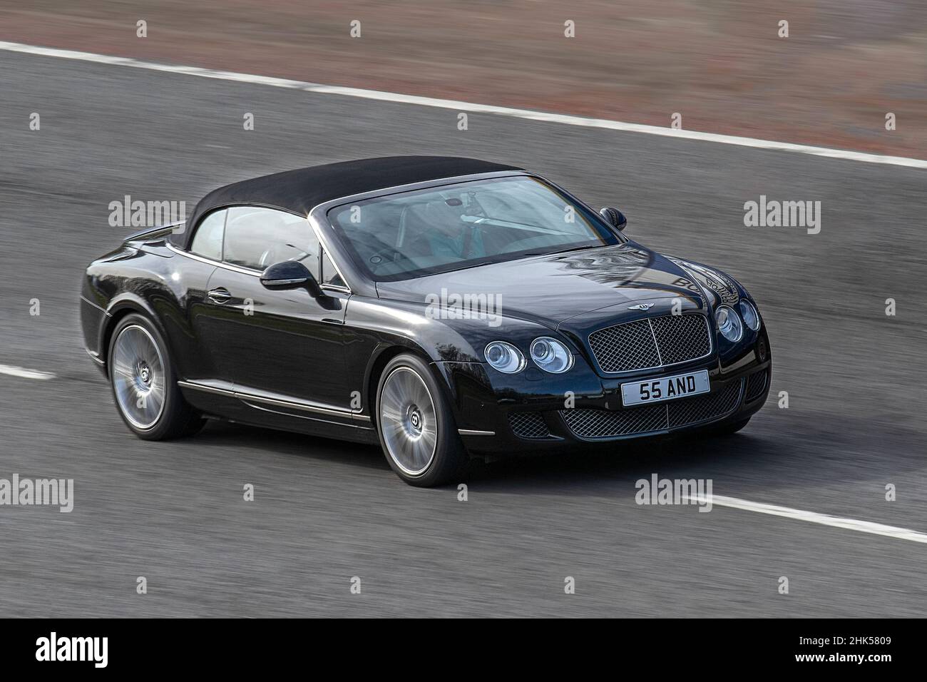 ASI Bentley Continental GTC Cabriolet; Fahrzeugverkehr, bewegliche Fahrzeuge, Autos, Fahrzeugverkehr auf britischen Straßen, Motoren, Autofahren auf dem Autobahnnetz der Autobahn M6 in Großbritannien. Stockfoto