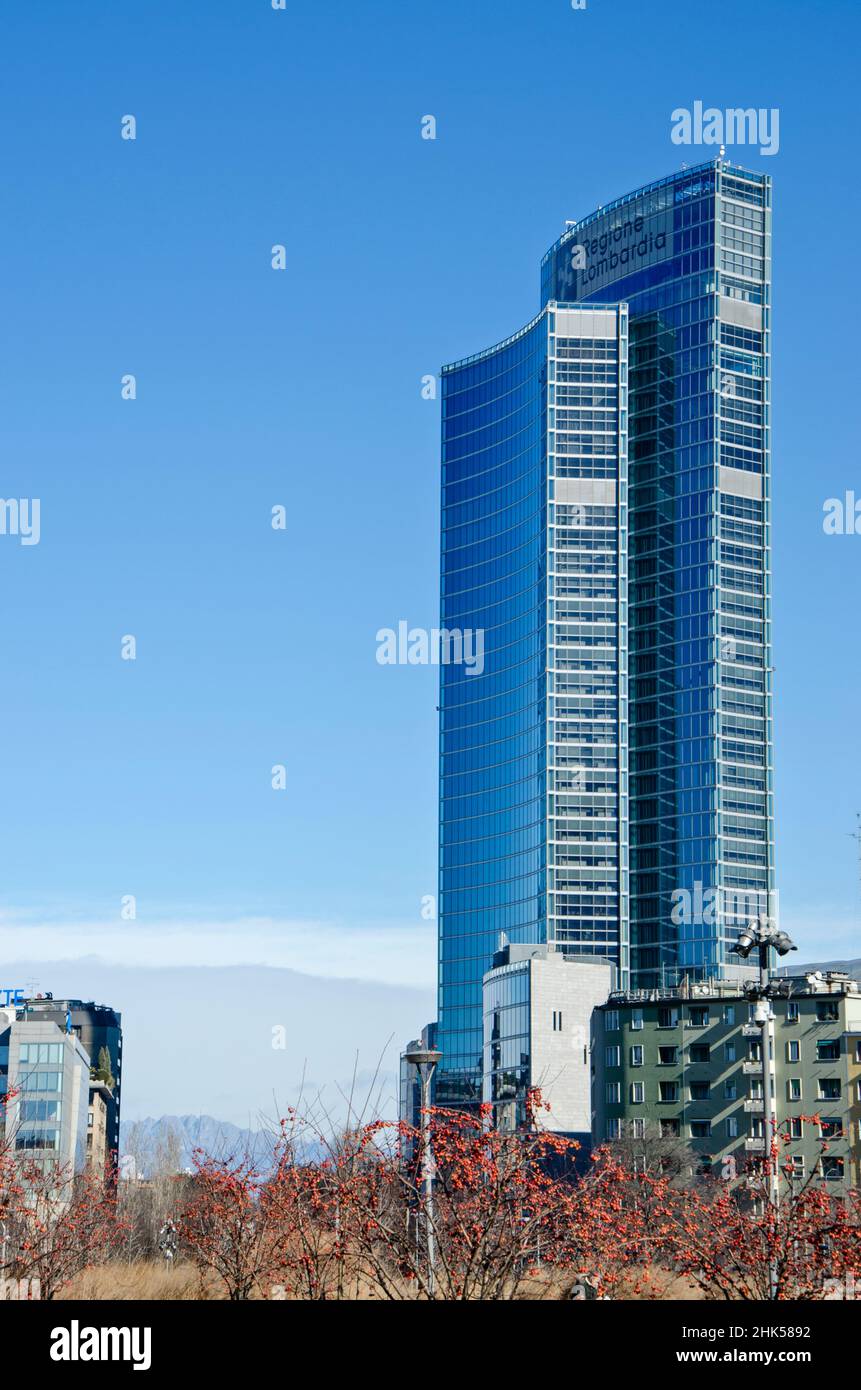 Biblioteca degli alberi, der neue Mailänder Park mit Blick auf den Palazzo della Regione Lombardia, Wolkenkratzer. 02. Februar 2022. Italien Stockfoto