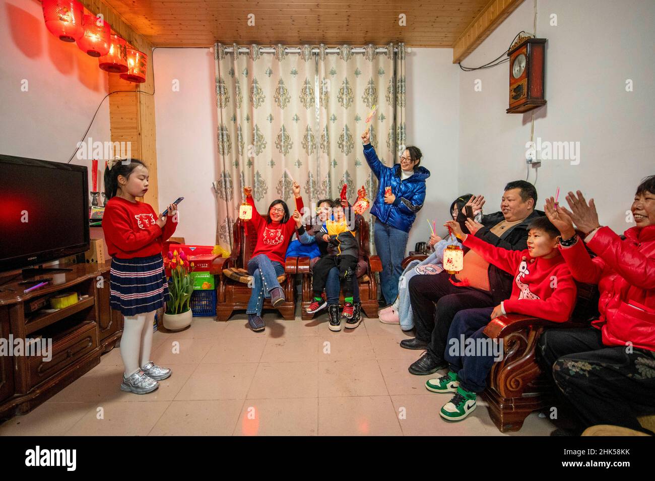 Yongkang, Yongkang. 1st. Februar 2022. Dorfbewohner inszenieren am 1. Februar 2022 in einem Dorf in der Stadt Huajie, Yongkang, ostchinesische Provinz Zhejiang, Aufführungen, um sich zu amüsieren. Während der Frühlingsfeiertage werden verschiedene Aktivitäten durchgeführt. Quelle: Hu Xiaofei/Xinhua/Alamy Live News Stockfoto