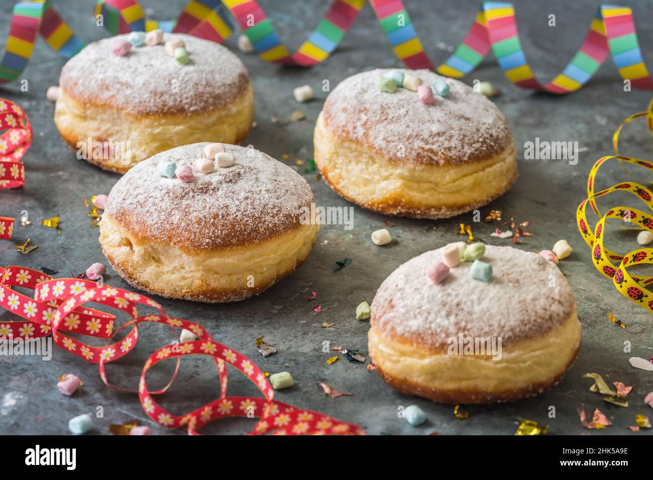 Krapfen, Berliner oder Donuts mit Streamer, Konfetti und Mini ...