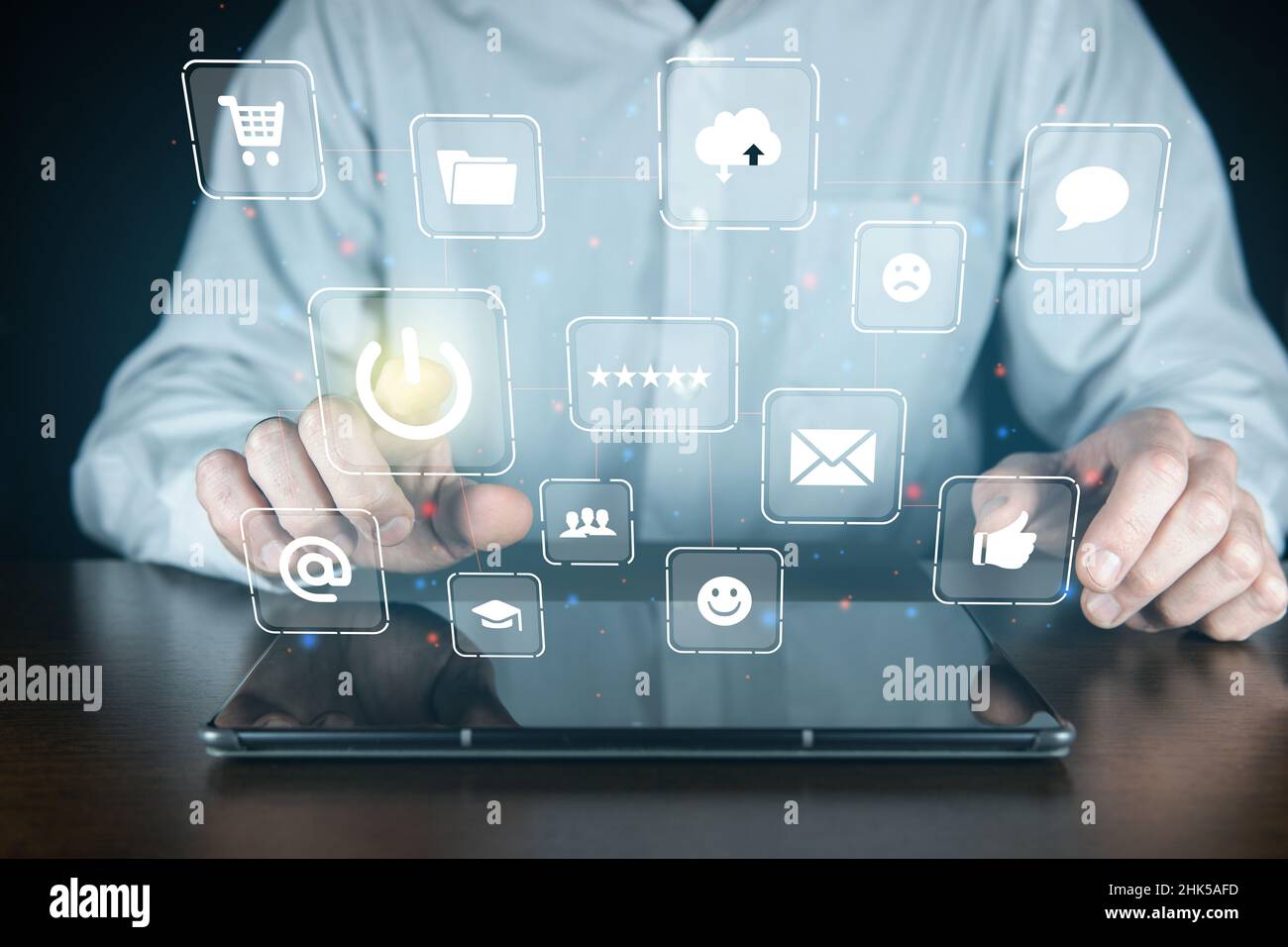 Der Geschäftsmann berührt das Symbol „Einschalten“. Konzept für soziale Netzwerke. E-Mail-Symbol und Internet-Technologie netwo Stockfoto