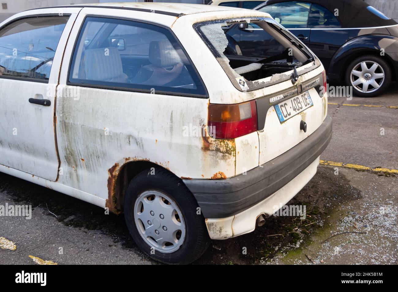 Brest – Frankreich, 13. September 2018 : kaputte Autoscheibe eines alten Seat Ibiza Stockfoto