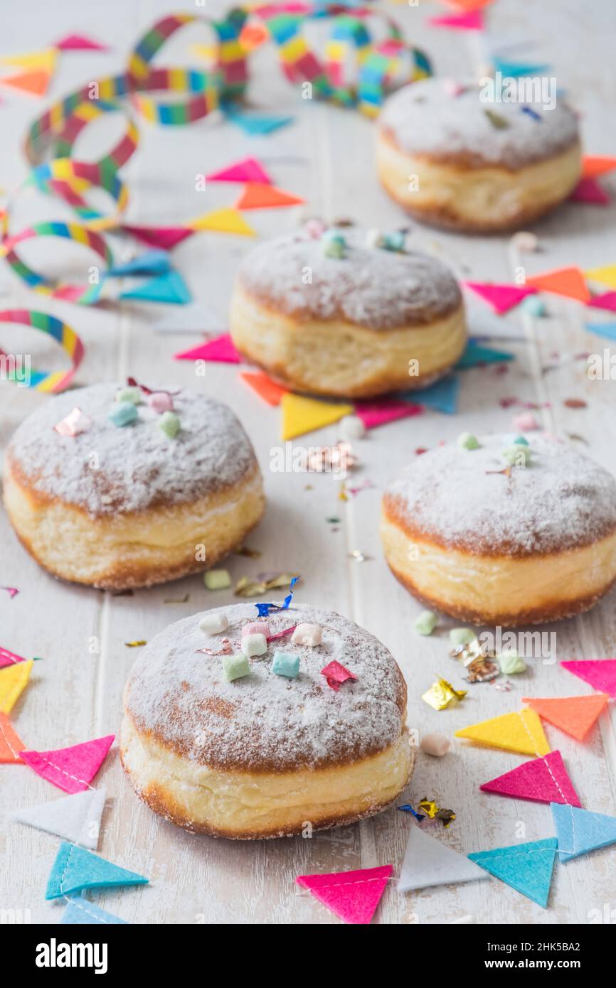 Krapfen, Berliner oder Donuts mit Streamer, Konfetti und Mini ...