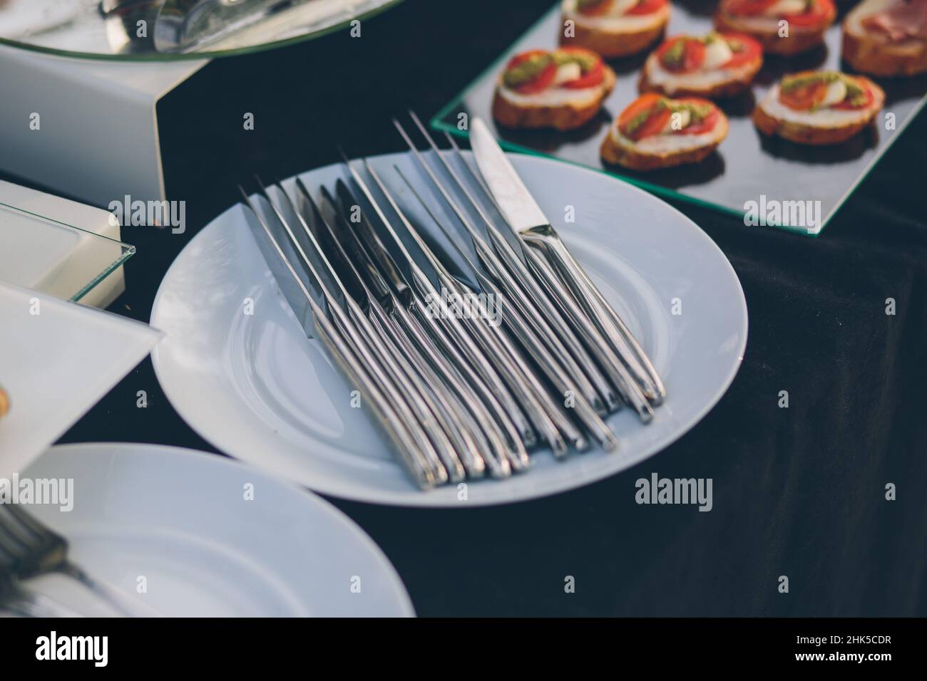 Foto von Snacks auf einem Banketttisch mit Buffet, kalte Snacks Stockfoto