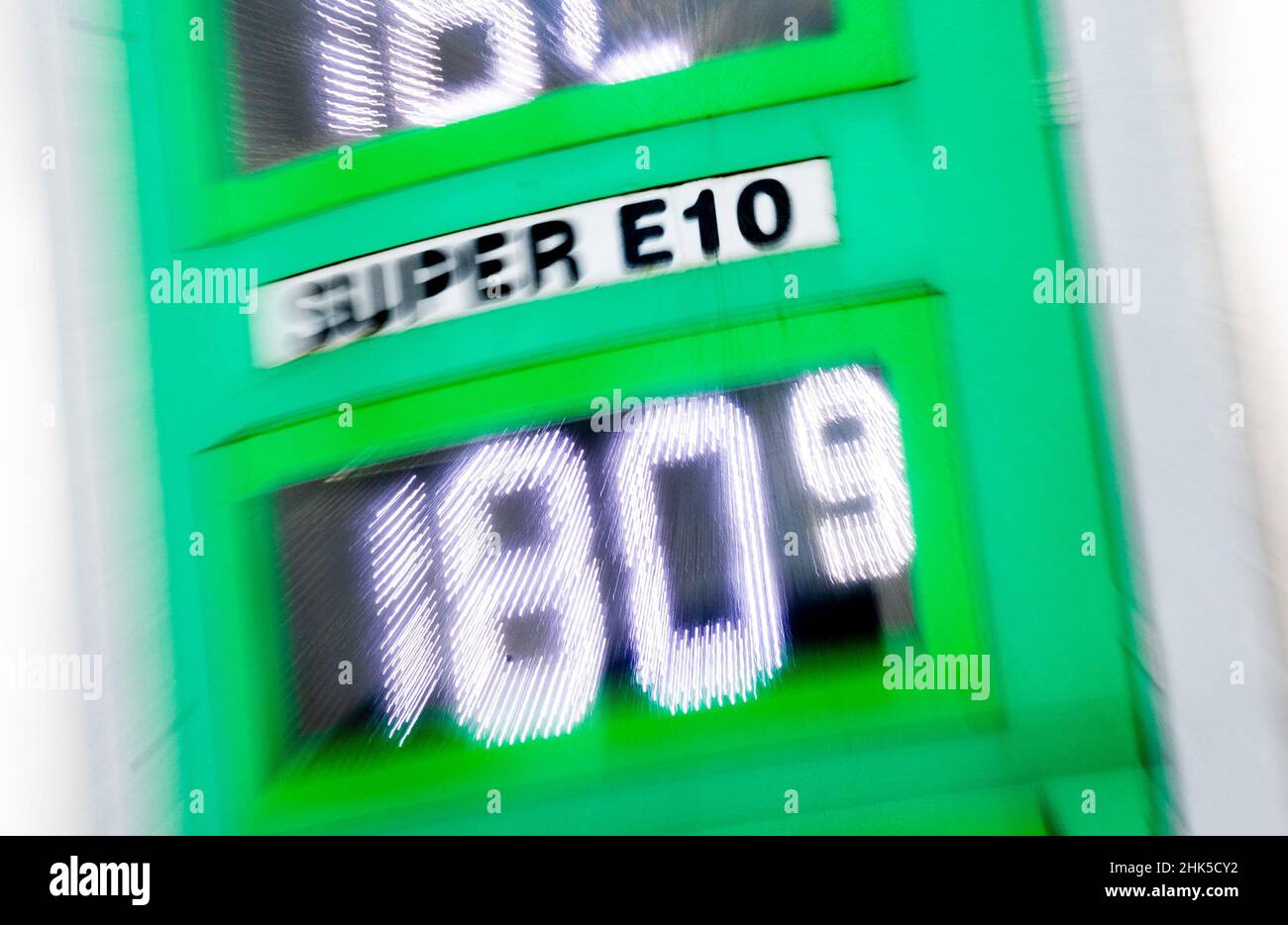 Sandkrug, Deutschland. 02nd. Februar 2022. Ein Display an einer Tankstelle im Oldenburger Stadtteil zeigt einen Preis von 1,809 Euro für einen Liter Super E10 (Foto mit Zoom-Effekt). Super E10 Benzin ist in Deutschland teurer als je zuvor. Im bundesweiten Tagesdurchschnitt am Dienstag kostete ein Liter 1,712 Euro und übertraf damit den bisherigen Rekord von 1,709 Euro aus dem Jahr 2012, so der Deutsche Automobilverband (ADAC) am Mittwoch. Quelle: Hauke-Christian Dittrich/dpa/Alamy Live News Stockfoto