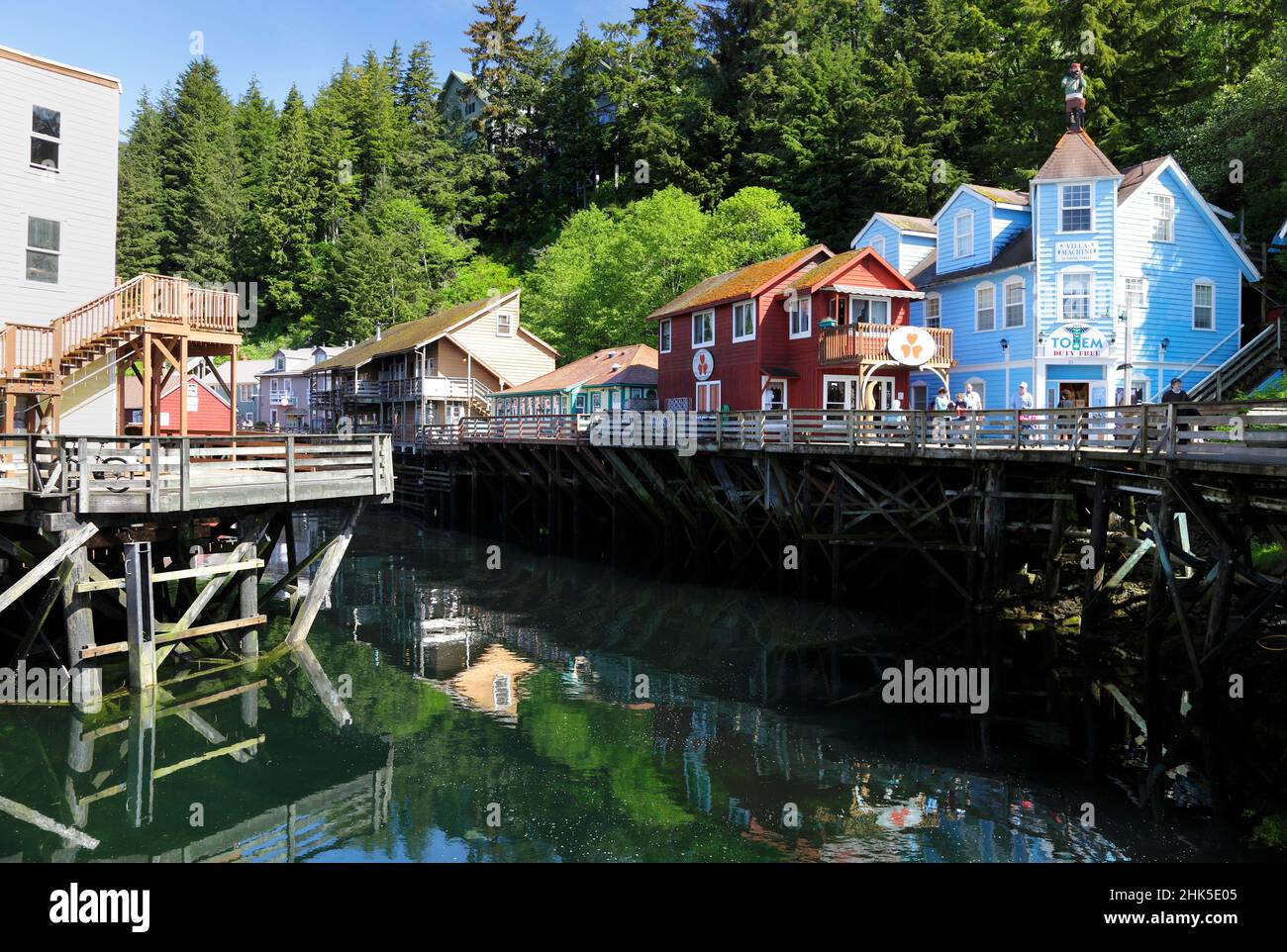 Die Creek Street ist ein historisches Gebiet in Ketchikan, Alaska.Diese Promenade auf Stelzen, einst das zwielichtige Rotlichtviertel der Hafenstadt, ist jetzt ein Fotostopp und eine Tour Stockfoto