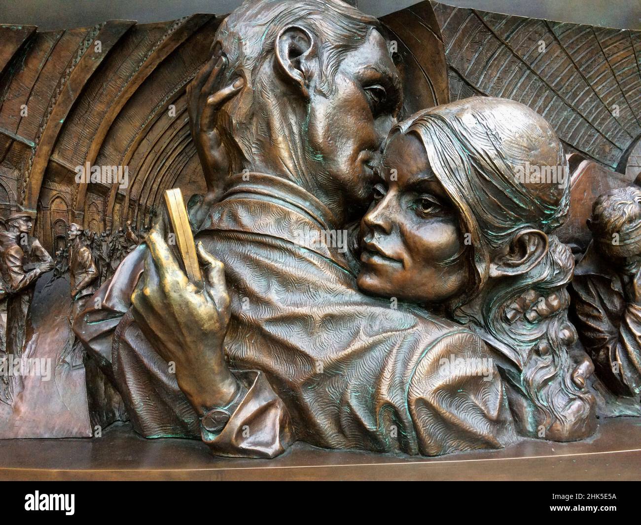 St. Pancras, London, ist einer der verkehrsreichsten Bahnhöfe im Vereinigten Königreich. Es ist von einer atemberaubenden Eisen- und Glasarchitektur aus viktorianischer Zeit geschmückt - und das auch Stockfoto