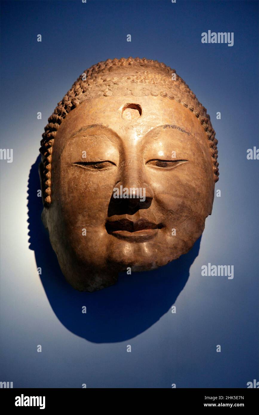 Erhabener Steinkopf des Buddha aus Hebei, China im Britischen Museum. Das British Museum wurde 1753 gegründet und ist wahrscheinlich das größte und größte f Stockfoto