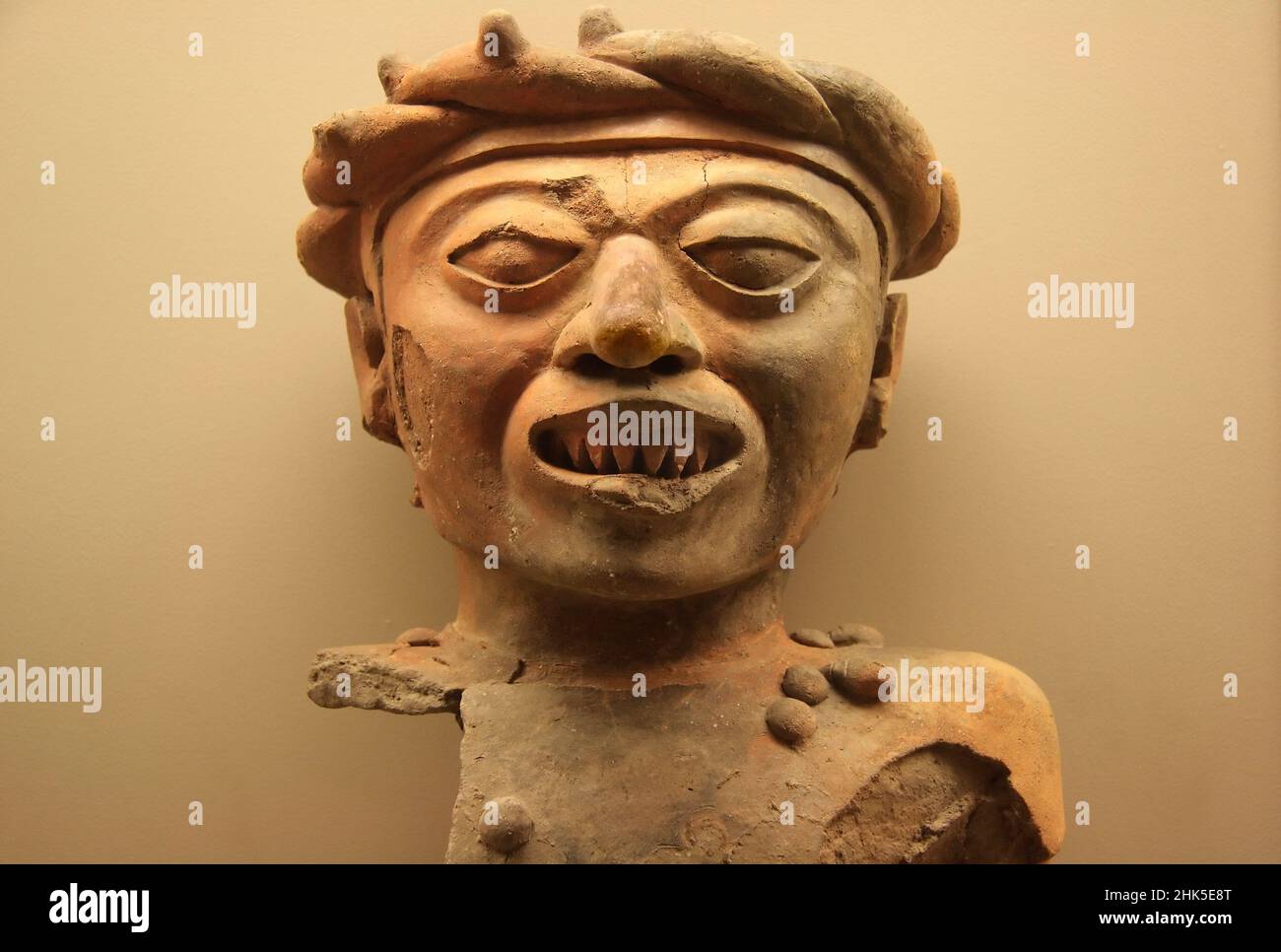 Wilder Steinkopf der Huaxtec-Gottheit aus dem präkolumbianischen Mesoamerika - jetzt Mexiko - um 900-1450 u.Z. - im British Museum. Gegründet im Jahr 1753, das Museu Stockfoto