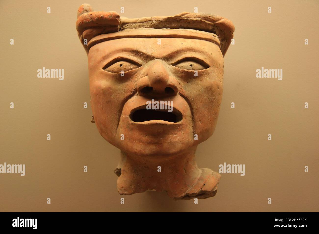 Wilder Steinkopf der Huaxtec-Gottheit aus dem präkolumbianischen Mesoamerika - jetzt Mexiko - um 900-1450 u.Z. - im British Museum. Gegründet im Jahr 1753, das Museu Stockfoto